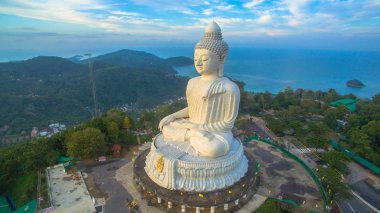 big Buddha güneş doğarken 