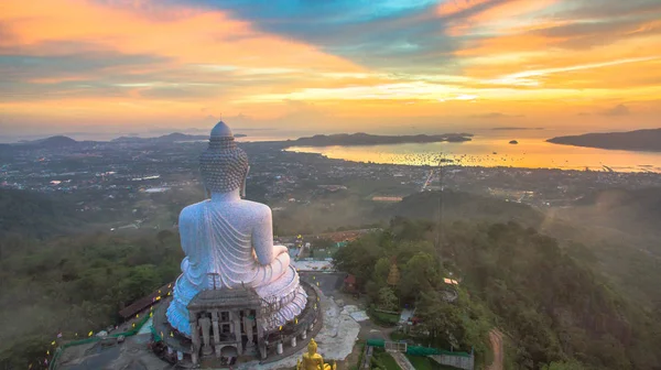 Ανατολή του ηλίου σε άγαλμα μεγάλου Βούδα — Φωτογραφία Αρχείου