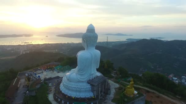 Luftaufnahme der verschönern großen Buddha in Phuket Insel. — Stockvideo