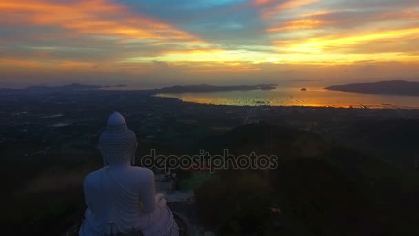 Luchtfoto de verfraait Big Buddha in Phuket eiland. — Stockvideo