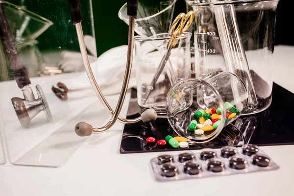 Lékařství a lékařské přístroje na stole — Stock fotografie