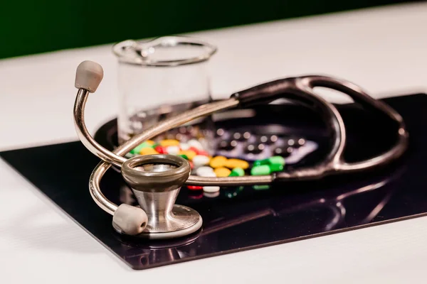 Medicamentos e instrumentos médicos sobre la mesa —  Fotos de Stock