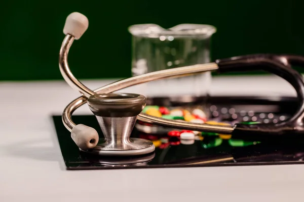 Lékařství a lékařské přístroje na stole — Stock fotografie
