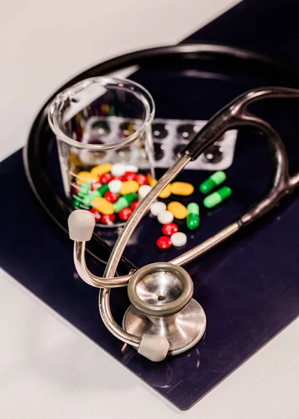Medicamentos e instrumentos médicos sobre la mesa — Foto de Stock