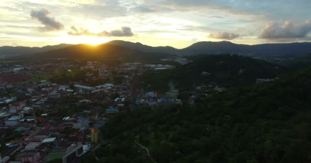 Vista aérea en la torre de vista de Khaorang en la ciudad de Phuket — Vídeo de stock