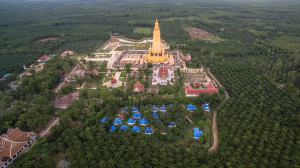 Soluppgång på gyllene pagoda pagoden är störst i världen — Stockfoto