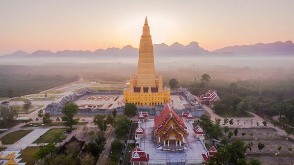 Soluppgång på gyllene pagoda pagoden är störst i världen — Stockfoto