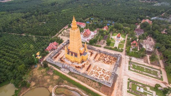 Soluppgång på gyllene pagoda pagoden är störst i världen — Stockfoto