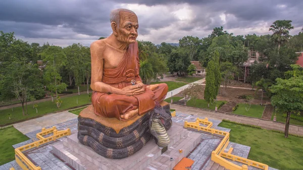 Una gran estatua del Señor Buda en el templo de Bangtong Phang Nga — Foto de Stock