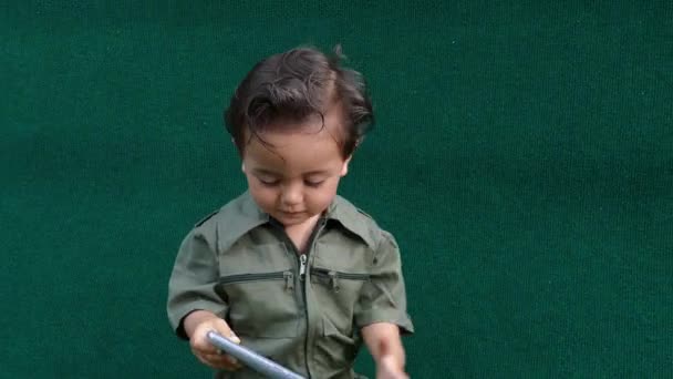 Ребенок с помощью мобильного телефона — стоковое видео