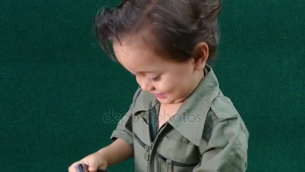 Un niño usando el móvil — Vídeo de stock