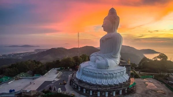Luftaufnahmen süßer Sonnenuntergang am großen Buddha von Phuket — Stockfoto