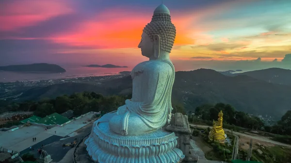 Letecká fotografie sladký západ slunce na Phuket big Buddha — Stock fotografie