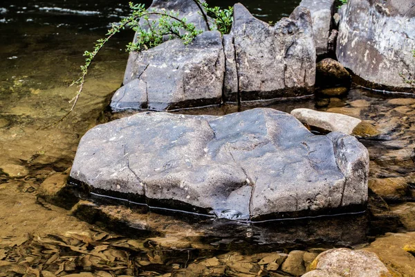 Round rock i vattendelare — Stockfoto