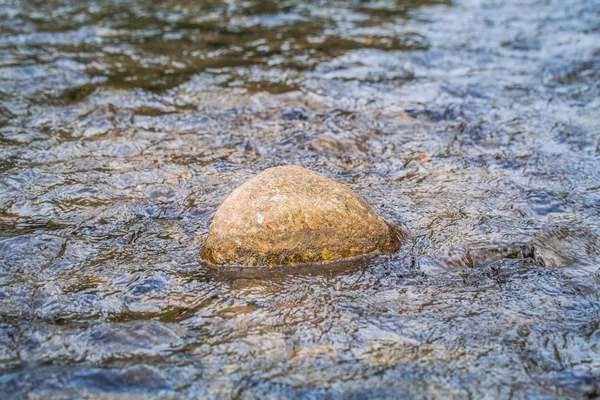 Havza içinde yuvarlak kaya