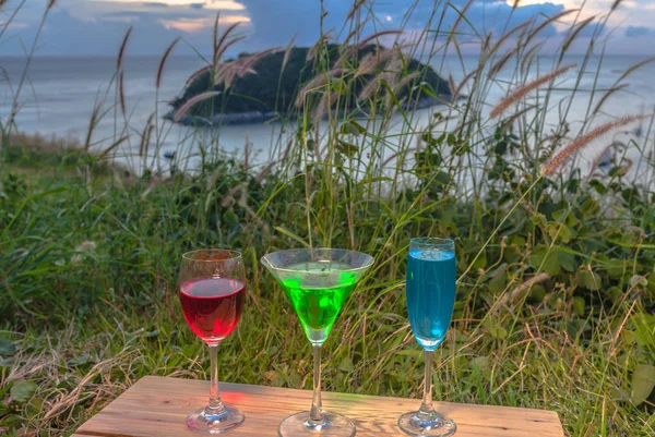 Boissons au sommet de la colline devant le point de vue de l'éolienne — Photo