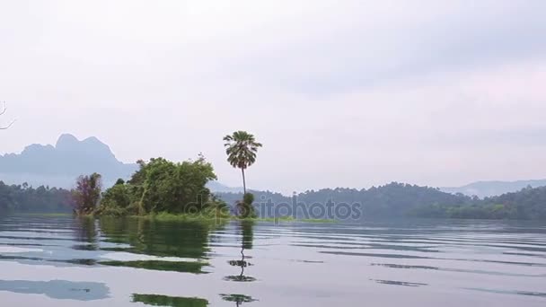 No barco de cauda longa ir ao redor Rajjaprabha Barragem no parque nacional Kho Sok . — Vídeo de Stock