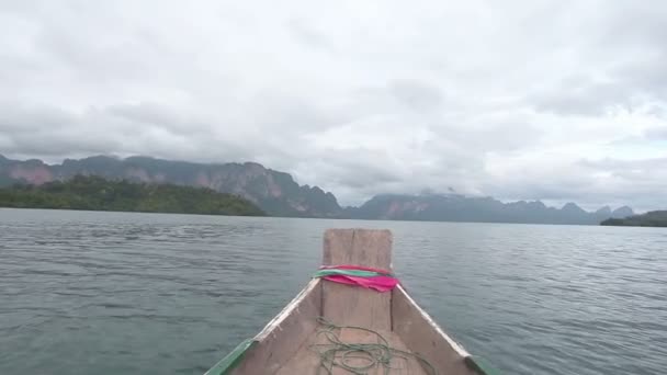 På long tail båt gå runt Rajjaprabha Dam i Kho Sok national park. — Stockvideo