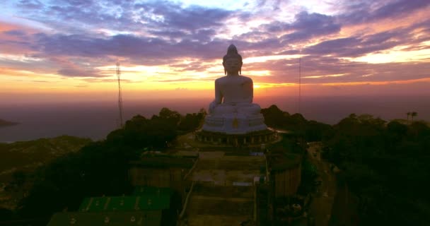 Goldener Himmel hinter dem großen Buddha von Phuket — Stockvideo