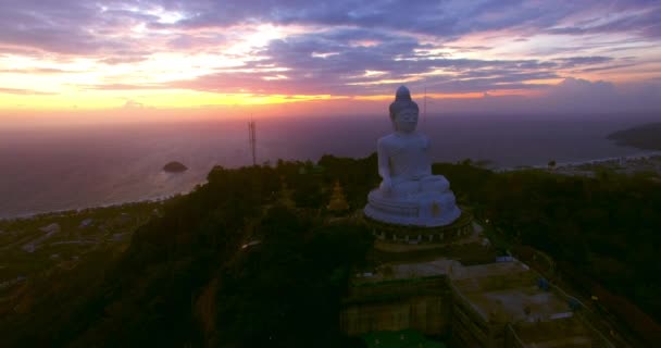 Golden sky behind Phuket 's big Buddha — стоковое видео