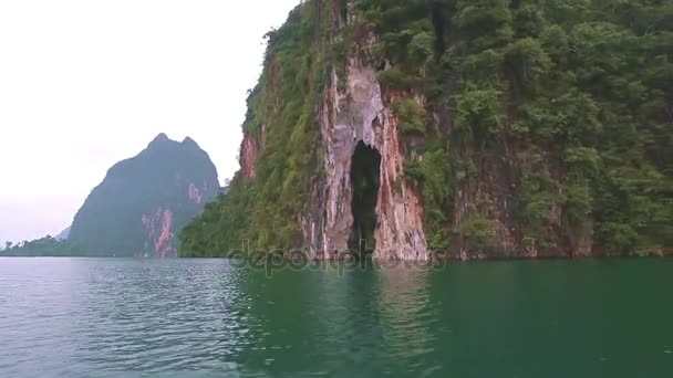 Sulla barca a coda lunga andare in giro per la diga Rajjaprabha nel parco nazionale di Kho Sok . — Video Stock