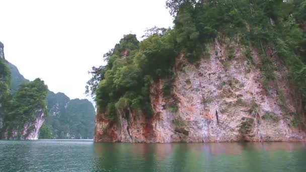 En barco de cola larga ir alrededor de Rajjaprabha presa en el parque nacional de Kho Sok . — Vídeo de stock