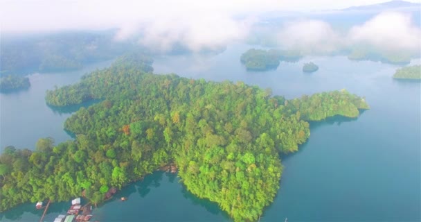 Luchtfoto's boven het ideale bos binnen Rajjaprabha Dam in Kho Sok nationaal park. — Stockvideo