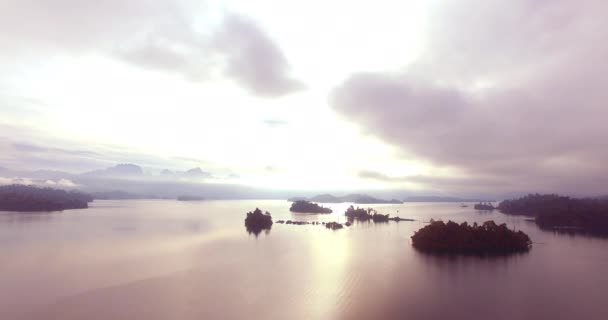 Amanecer en laguna — Vídeo de stock