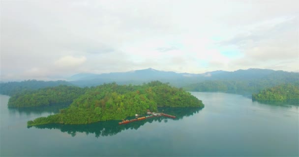 Photographie aérienne au-dessus de la forêt parfaite à l'intérieur du barrage Rajjaprabha dans le parc national Kho Sok . — Video