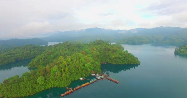 Luchtfoto's boven het ideale bos binnen Rajjaprabha Dam in Kho Sok nationaal park. — Stockvideo