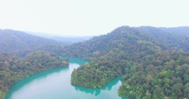 Kho Sok Milli Parkı mükemmel ormanda Rajjaprabha Barajı içinde yukarıda hava fotoğrafçılığı.