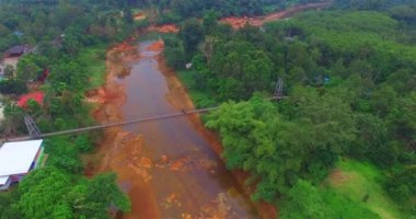 uzun bir asma köprü Nehri geçip ormana kasaba bağlanmak