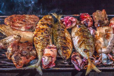 Barbekü deniz ürünleri ve domuz eti