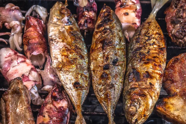 Pesce alla griglia sui fornelli — Foto Stock