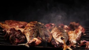 Barbekü deniz ürünleri ve domuz eti