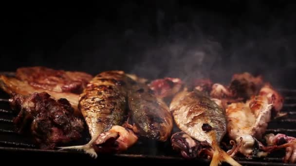 BBQ-zeevruchten en varkensvlees — Stockvideo