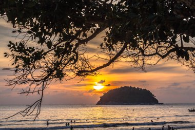 adanın arkasındaki altın günbatımı