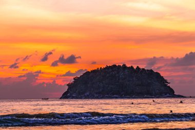 adanın arkasındaki altın günbatımı