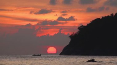 kırmızı güneş deniz aşağı yavaş izlemek için turist tekne dur
