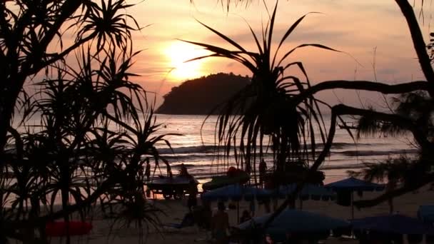 Gouden zonsondergang in Kata beach — Stockvideo