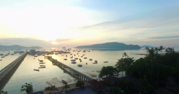 Flygfotografering på Chalong pier där har två broar — Stockvideo
