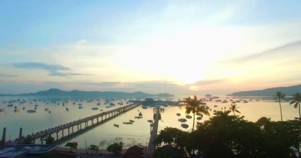 Fotografía aérea en el muelle de Chalong hay dos puentes — Vídeo de stock