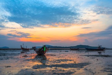 Rawai Beach altın gökyüzü