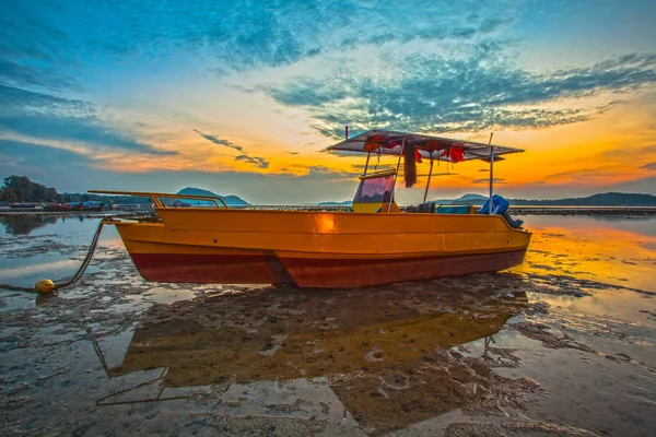 Cielo dorado en la playa de Rawai — Foto de Stock