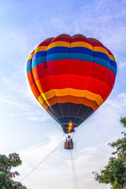 sıcak hava balonu ile gökyüzünde uçup