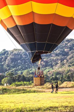 sıcak hava balonu ile gökyüzünde uçup