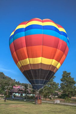 sıcak hava balonu ile gökyüzünde uçup