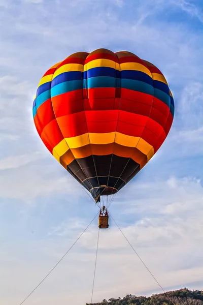 Usted puede volar lejos en el cielo con globo de aire caliente —  Fotos de Stock