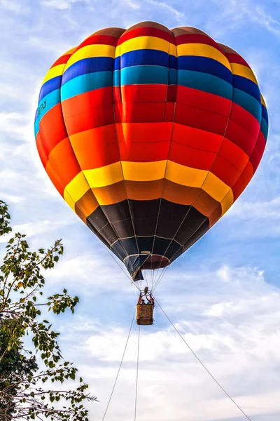 Usted puede volar lejos en el cielo con globo de aire caliente —  Fotos de Stock