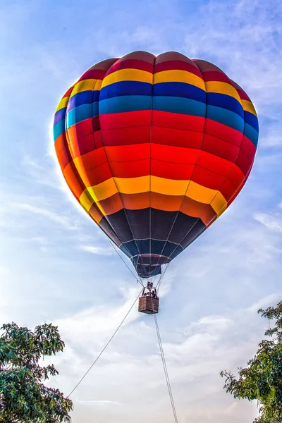 U kunt vliegen weg in de hemel met hete luchtballon — Stockfoto